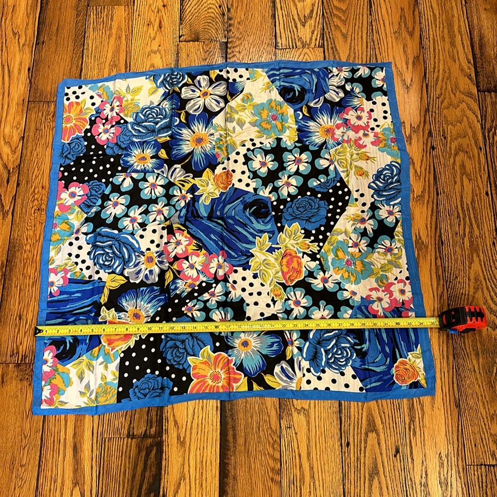 VINTAGE 🩷SILK SCARF IN BEAUTIFUL COLORFUL FLORAL PATTERN - Picture 2 of 3